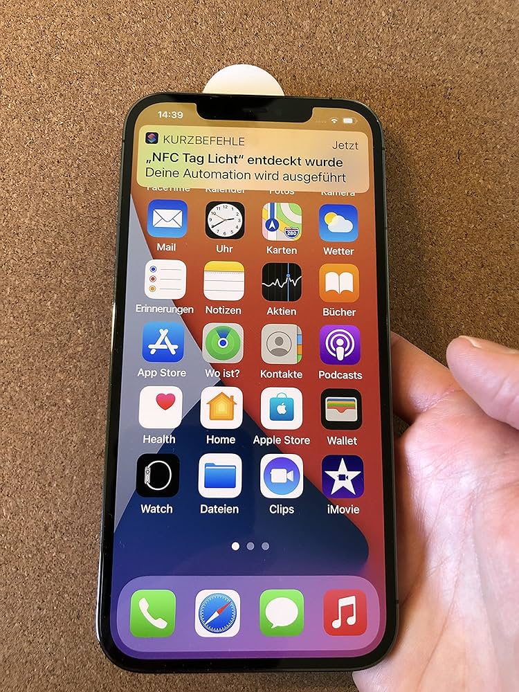 iPhone scannt einen NFC-Sticker mit dem oberen Gerätebereich