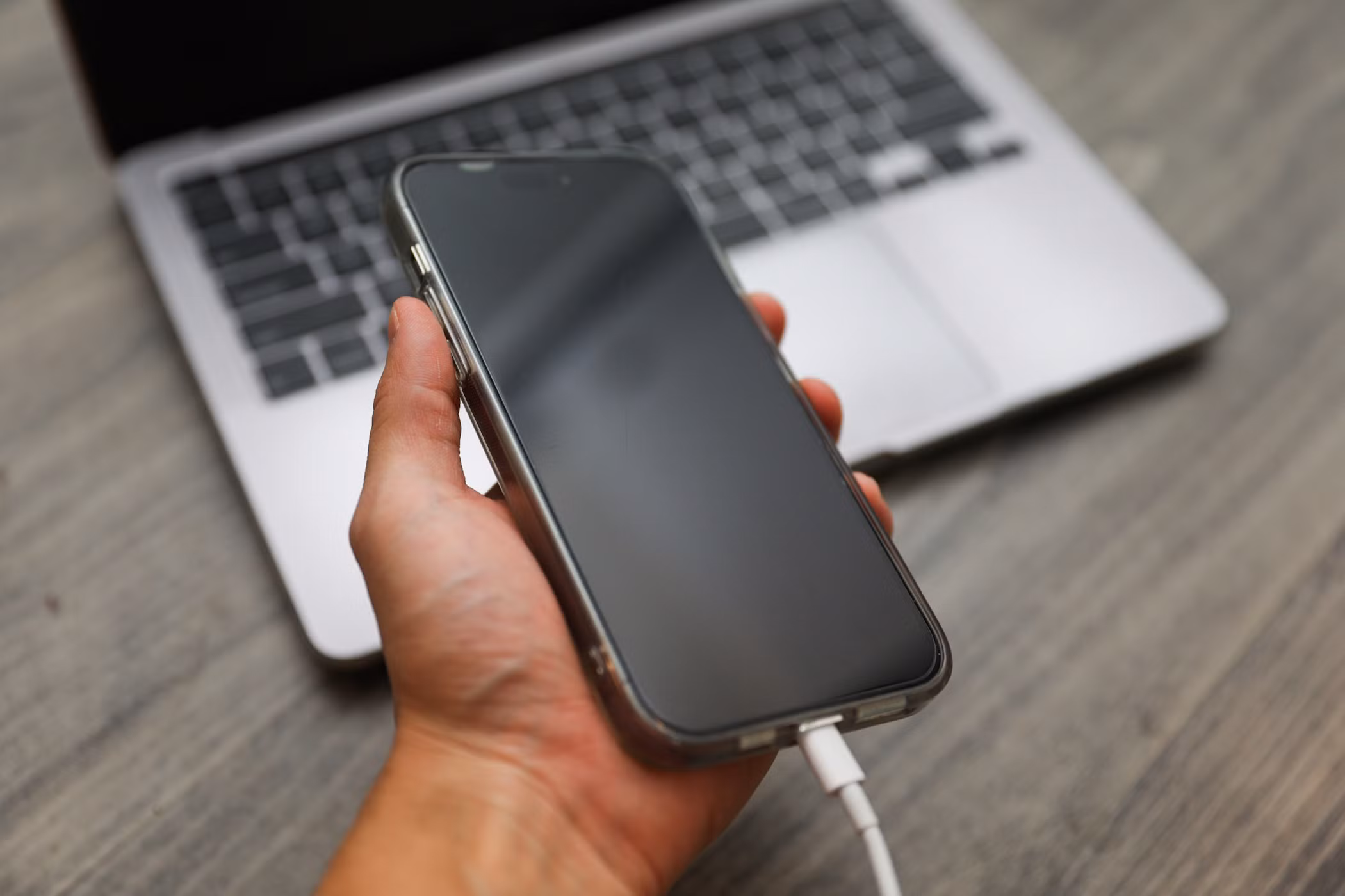 iPhone mit schwarzem Bildschirm am Ladegerät