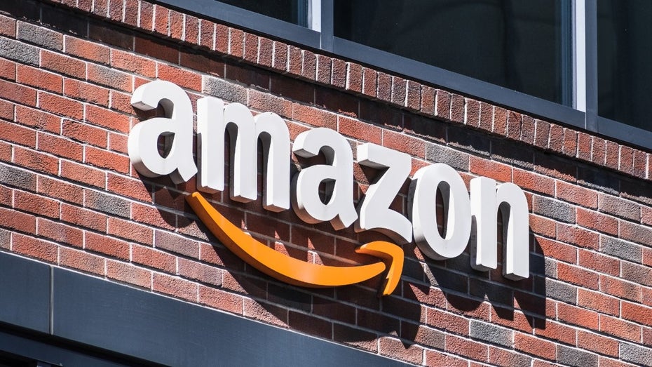 Amazon scannt und zerstört Bücher für KI: So geht es in einem geheimen Lagerhaus zu